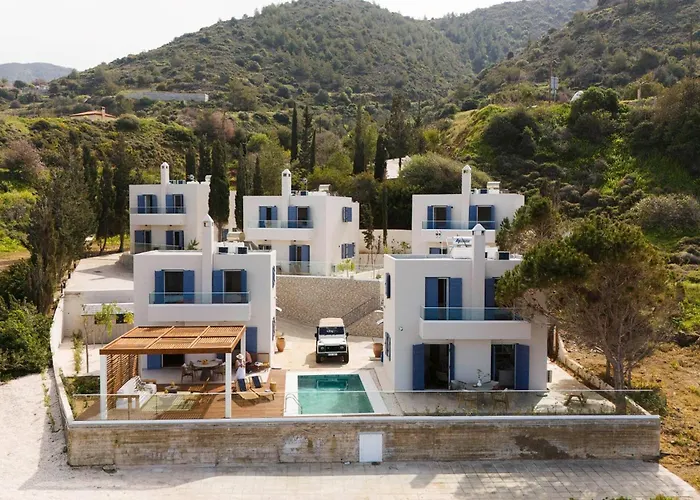 Vila Akroyiali - Seafront Serenity With Shared Pool *