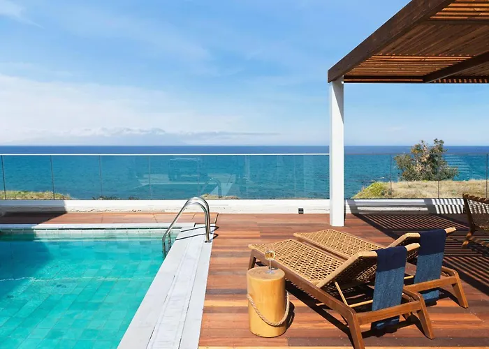 Vila Akroyiali - Seafront Serenity With Shared Pool *