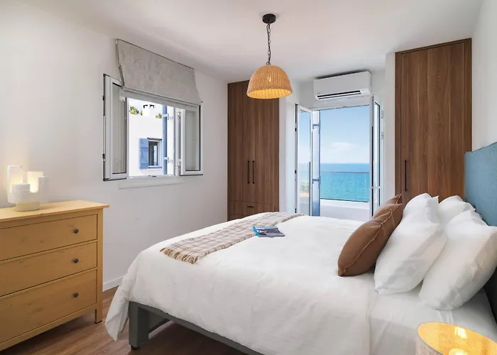 Akroyiali - Seafront Serenity With Shared Pool Vila *