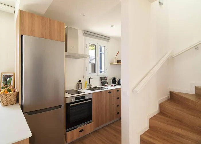 Vila Akroyiali - Seafront Serenity With Shared Pool