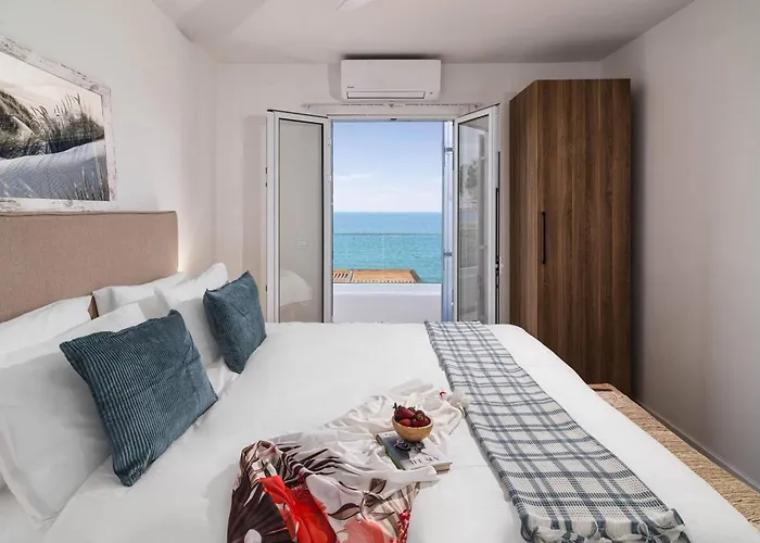 Vila Akroyiali - Seafront Serenity With Shared Pool Pachyammos