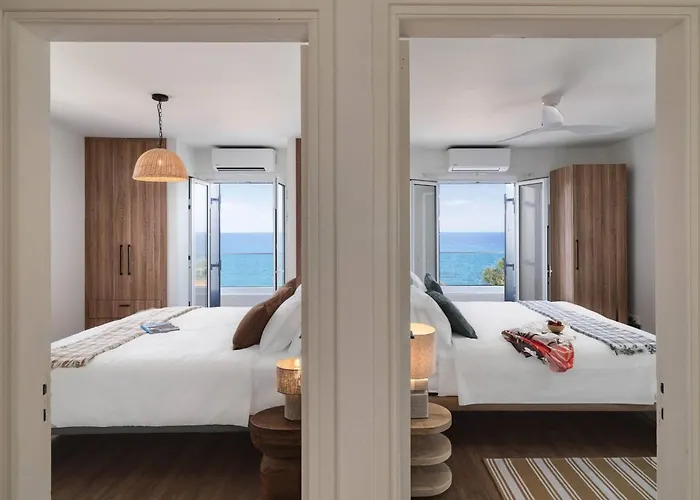 Vila Akroyiali - Seafront Serenity With Shared Pool *