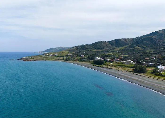 Vila Akroyiali - Seafront Serenity With Shared Pool